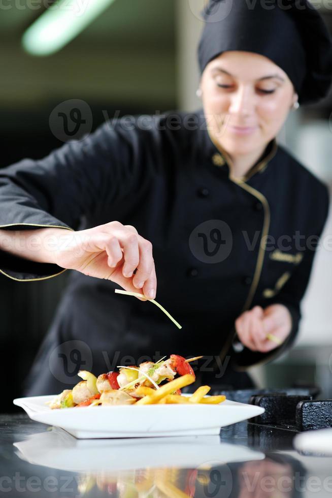 chef prepara il pasto foto