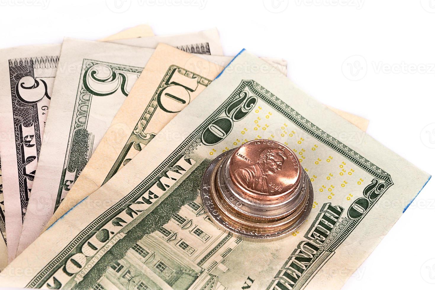 diverse pile di monete americane con alcune banconote da un dollaro. foto