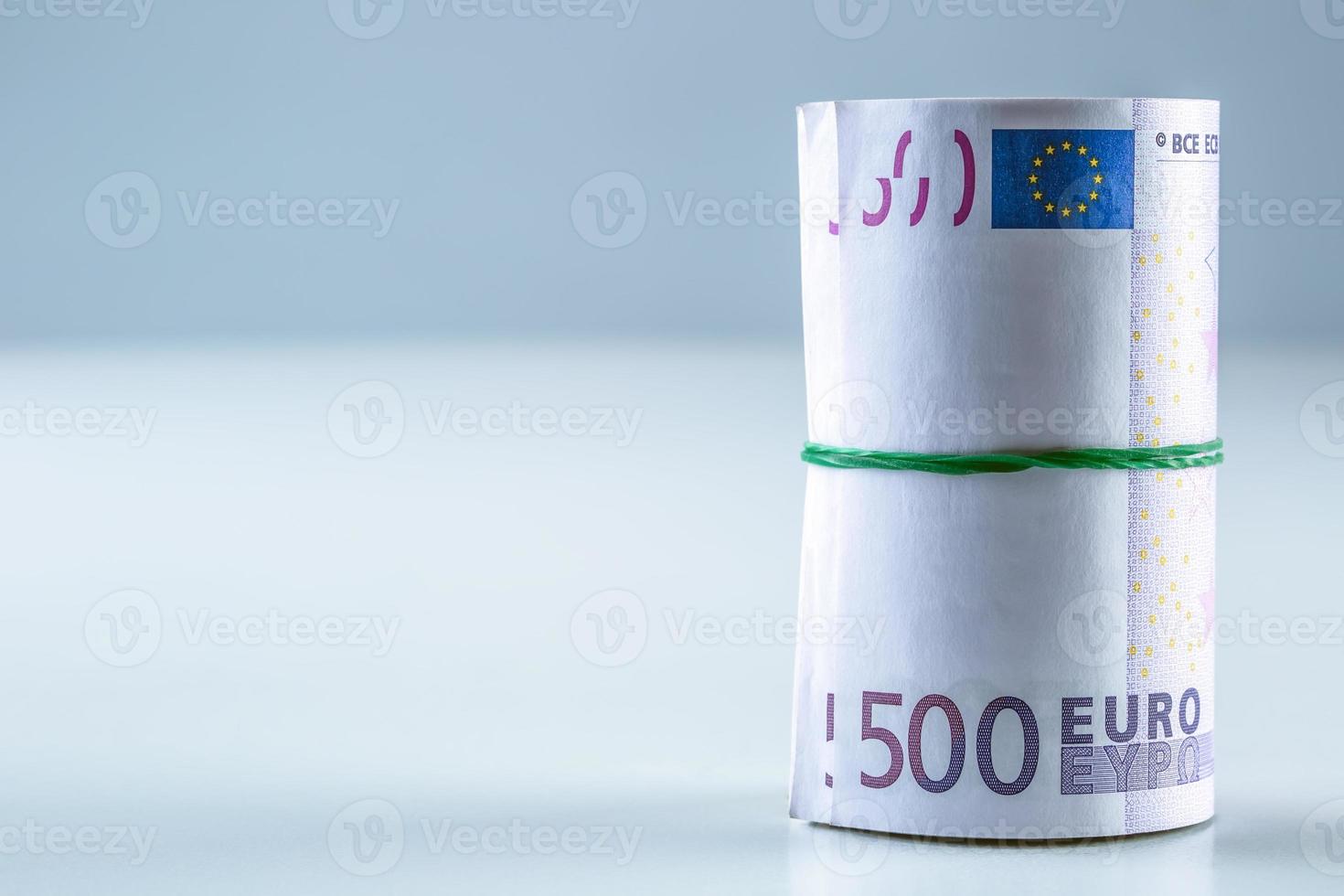 banconote in euro arrotolate diverse migliaia. foto