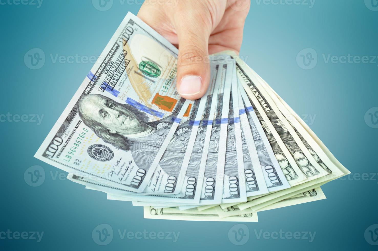 mano che regge denaro - banconote da un dollaro statunitense (usd) foto