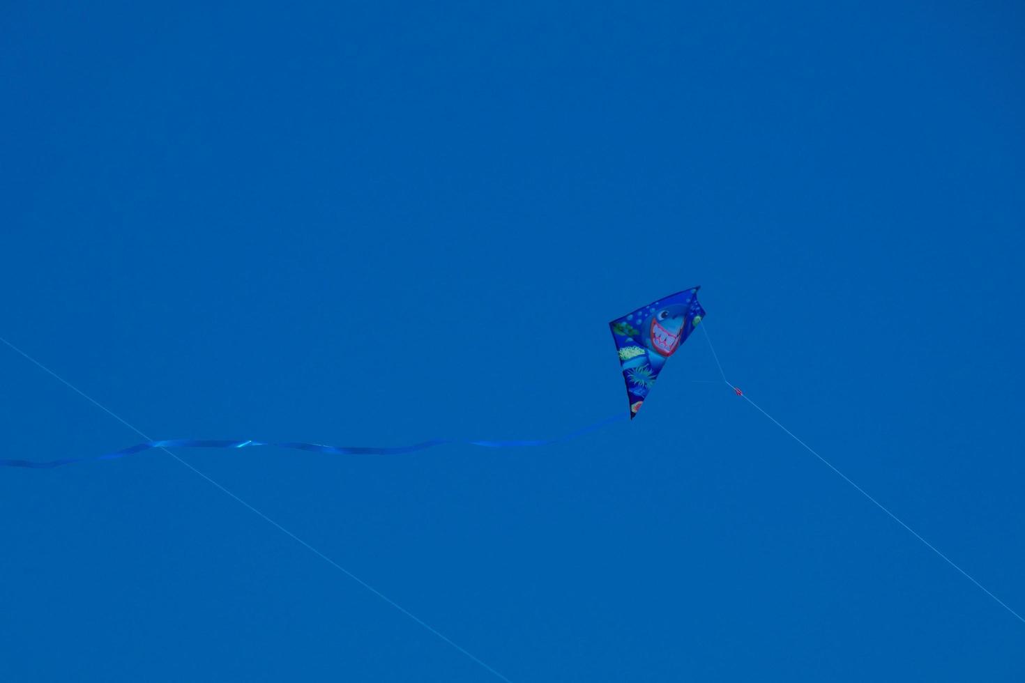 colorato aquilone volante sotto il blu cielo foto