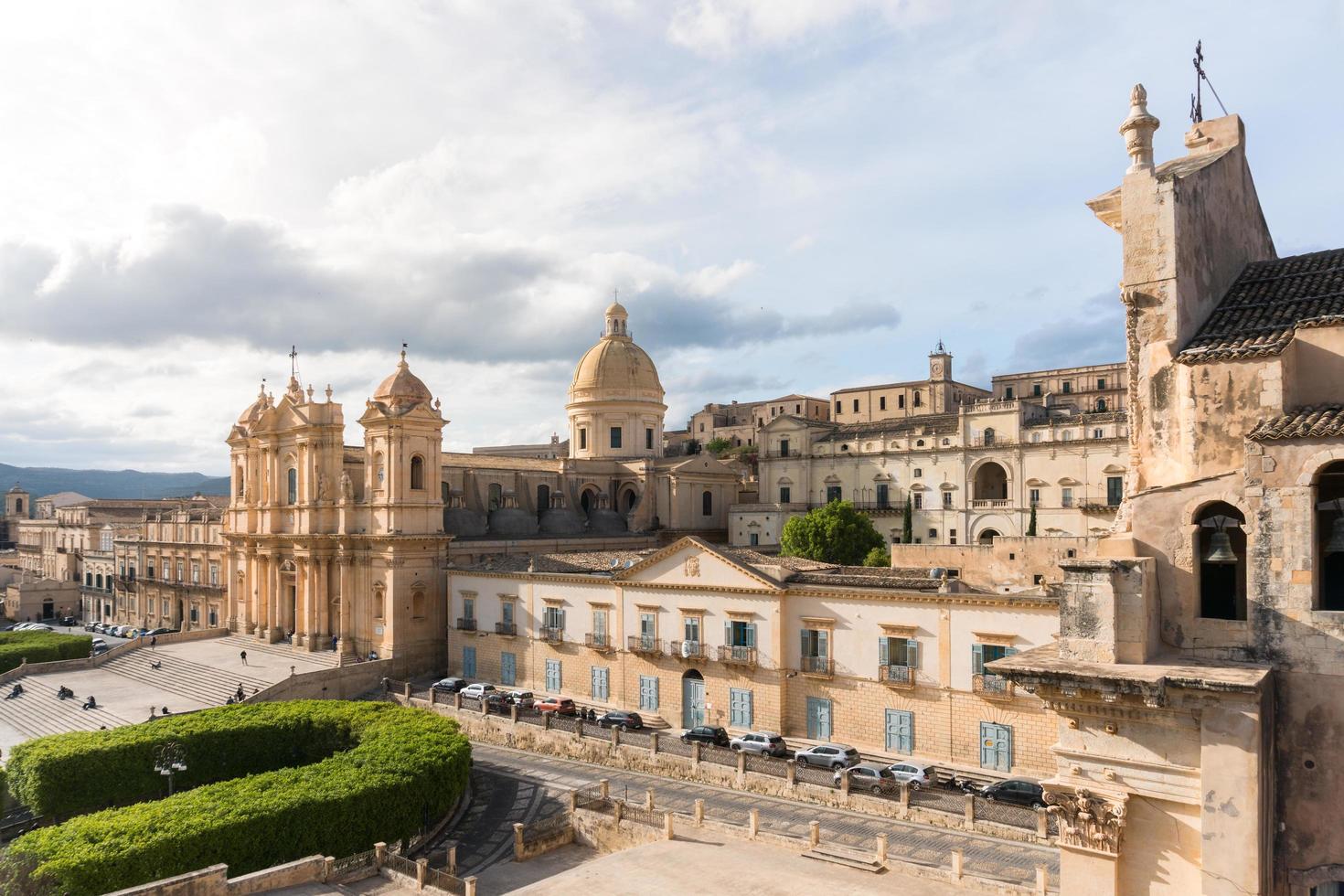 noto,italia-maggio 7, Vista 2022 di il bellissimo Cattedrale di noto a partire dal il terrazza di il Chiesa di Santa chiara durante un' soleggiato giorno foto