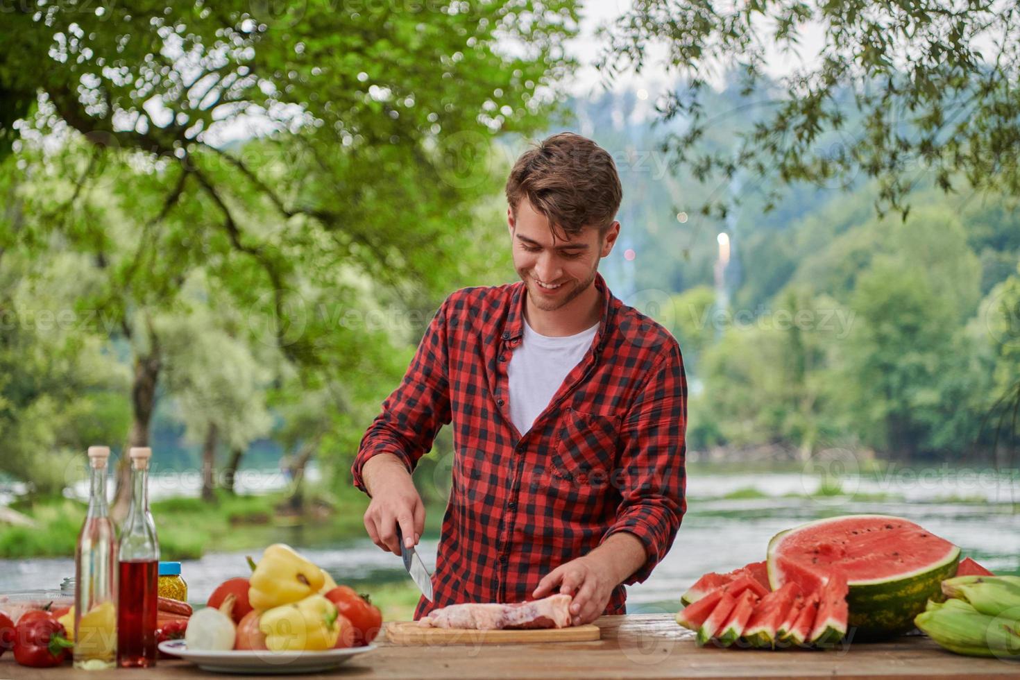 uomo cucinando gustoso cibo per francese cena festa foto