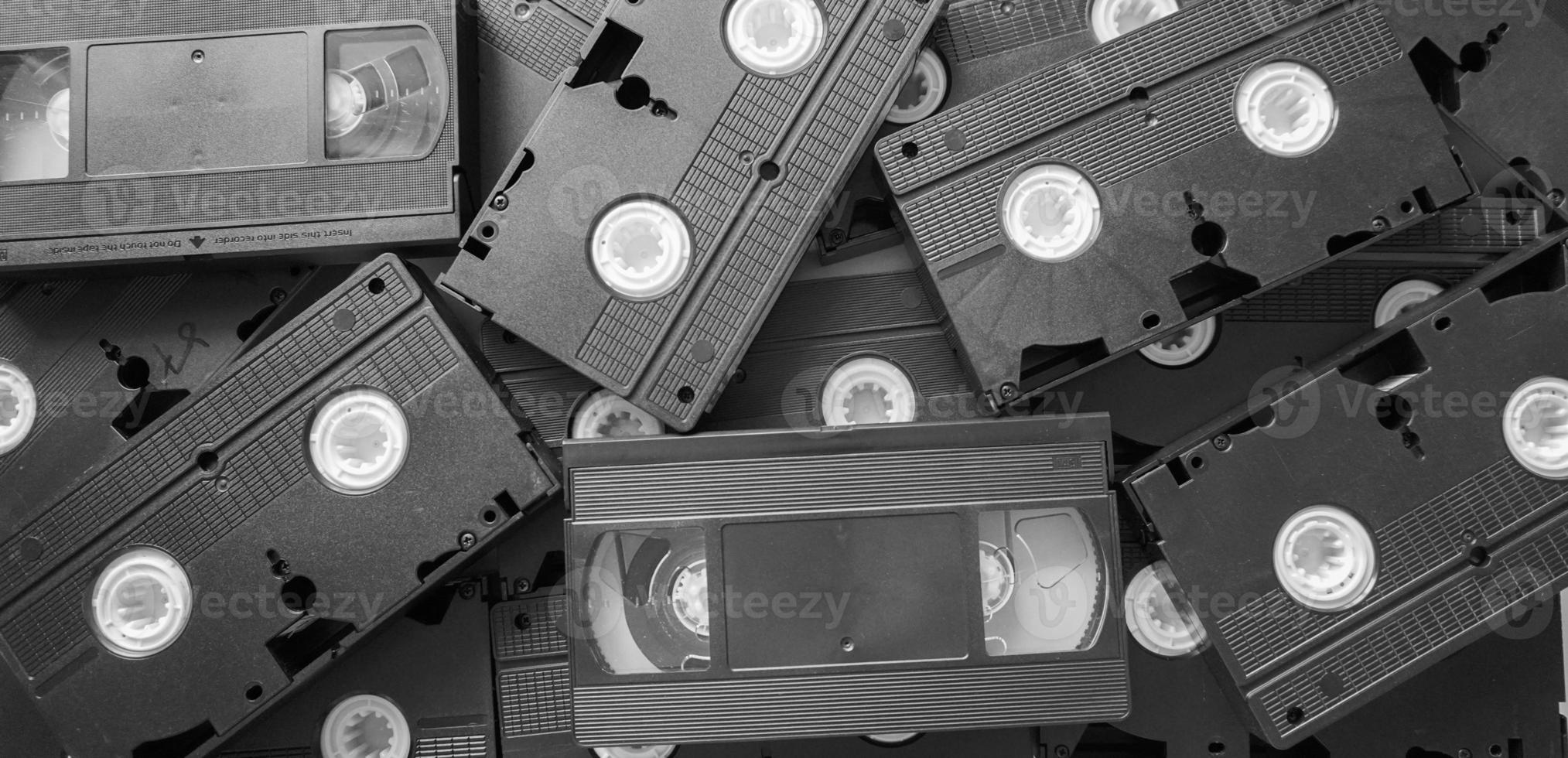 disordinato pila di vhs nastri. video casa sistema nastro cassette. foto