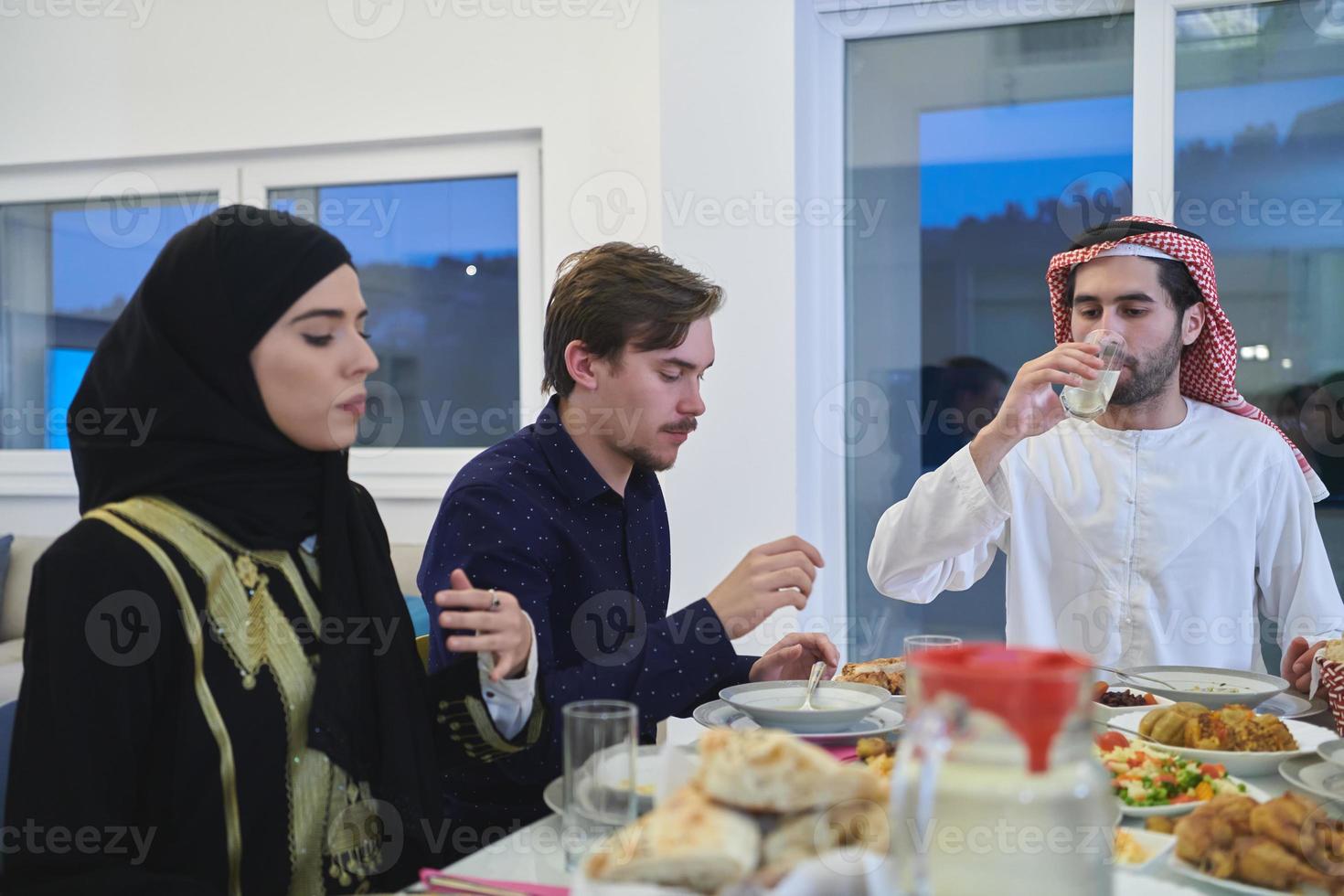 musulmano famiglia avendo iftar insieme durante Ramadan foto