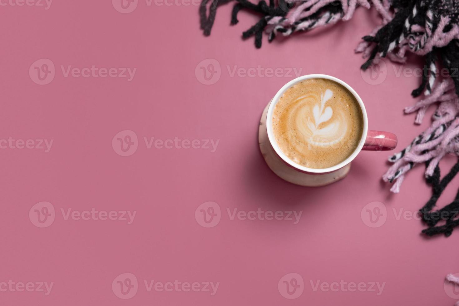 autunno piatto posare bandiera con tazza di caffè latte macchiato e plaid su rosa sfondo. creativo autunno, ringraziamento, autunno concetto. superiore Visualizza, copia spazio foto