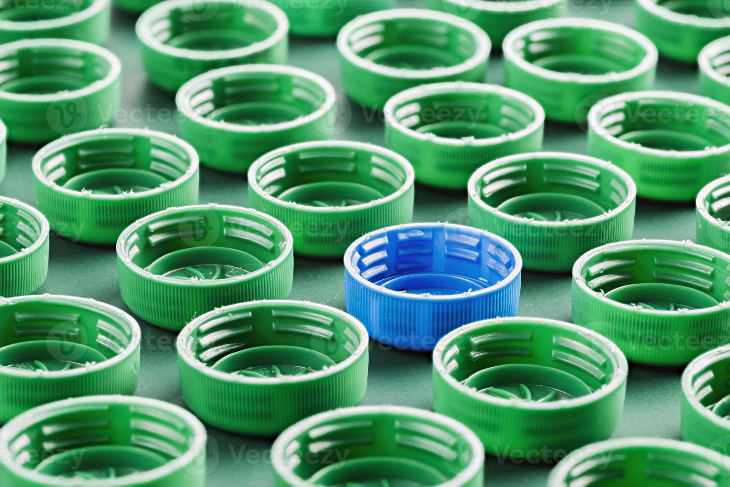 verde e blu plastica bottiglia caps foto