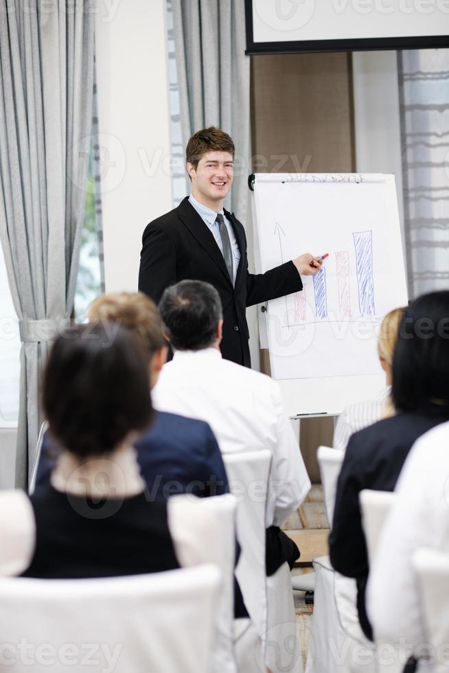 giovane attività commerciale uomo dando un' presentazione su conferenza foto