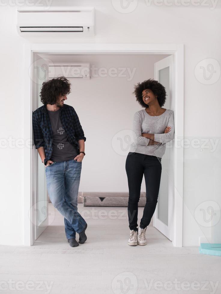 multietnico coppia Restaurare loro casa foto