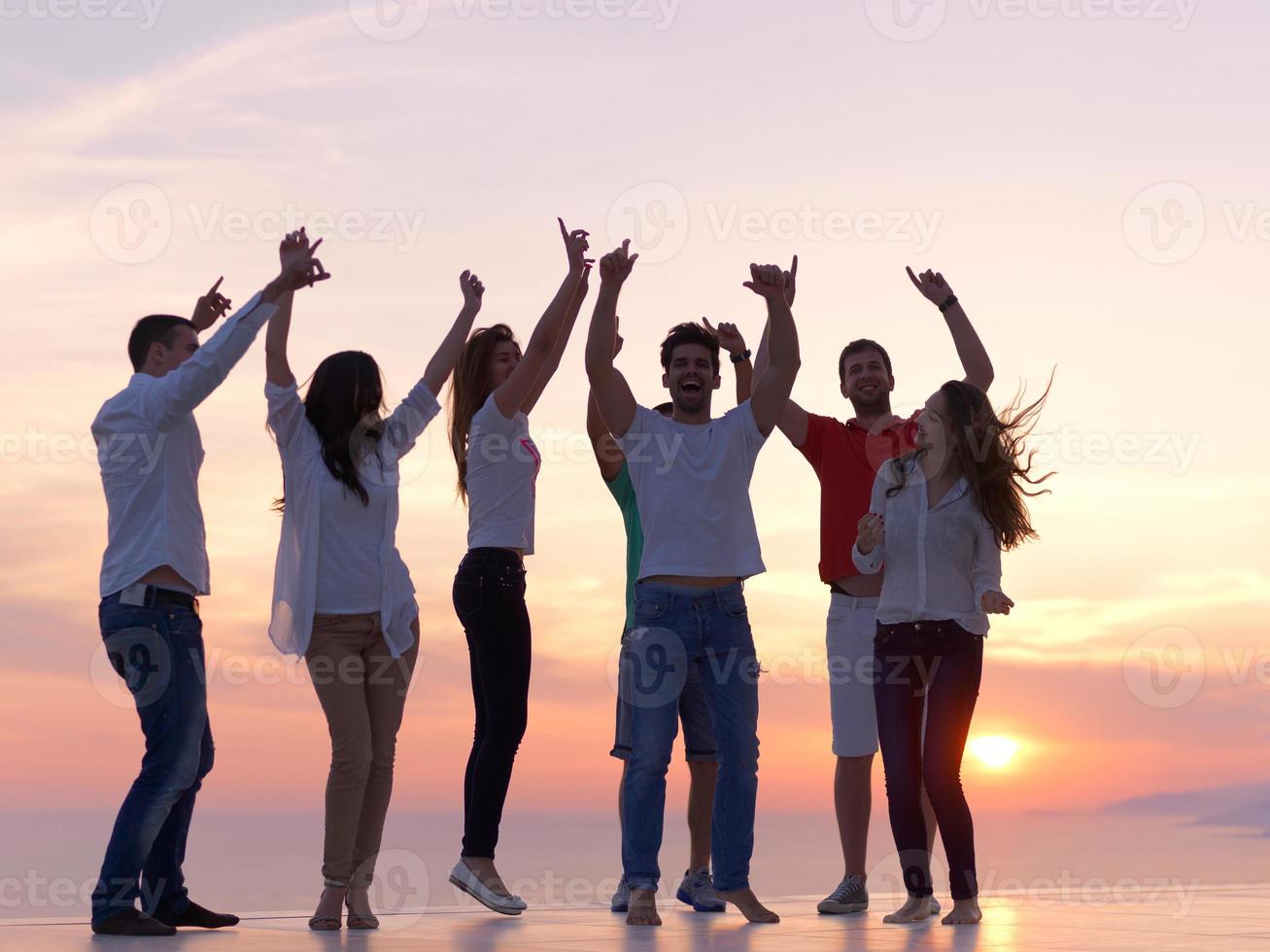 festa persone su tramonto foto