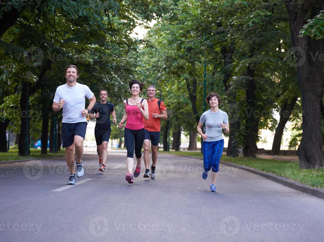 gruppo di persone che fa jogging foto