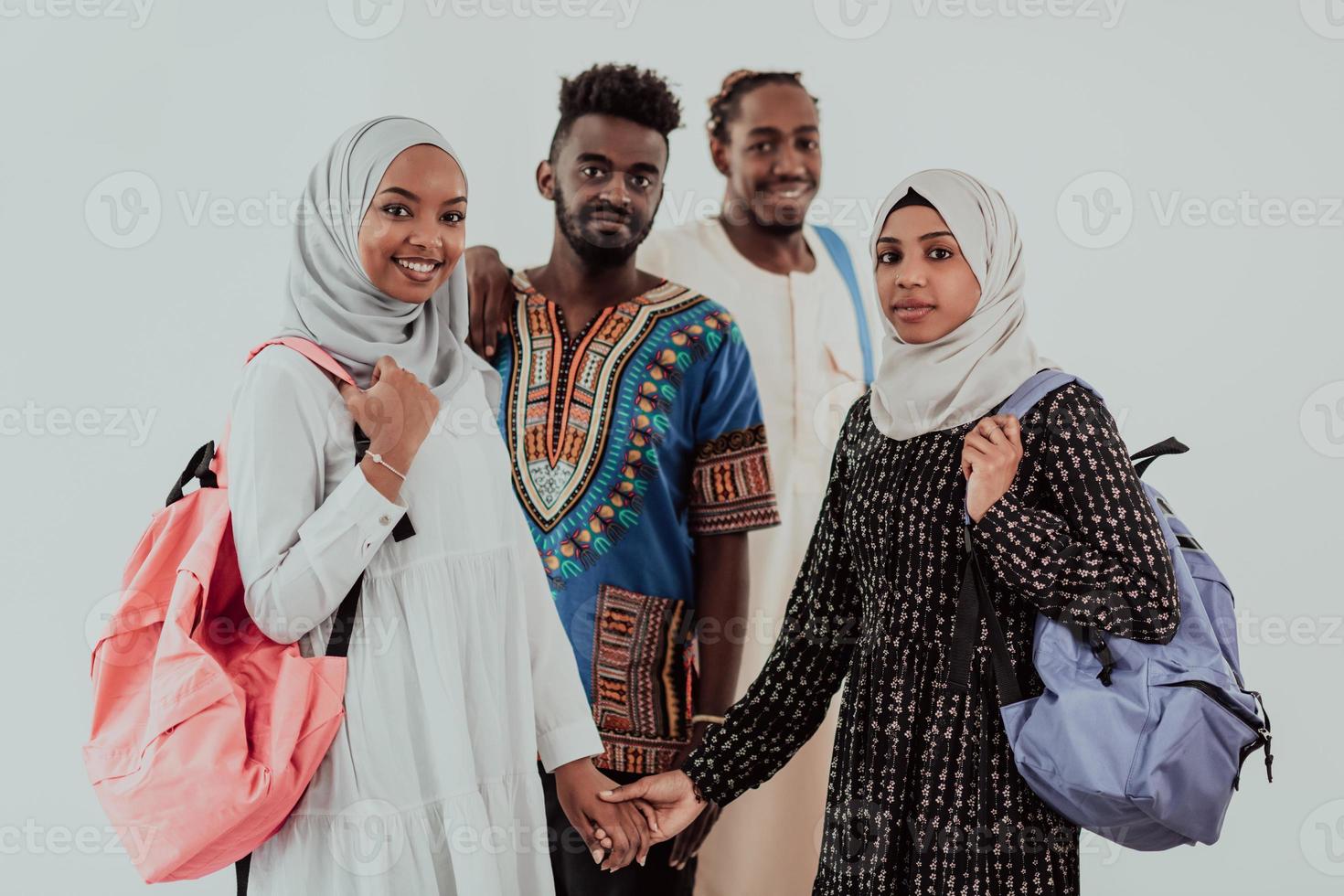 gruppo di contento africano studenti avendo conversazione e squadra incontro Lavorando insieme su compiti a casa ragazze indossare tradizionale Sudan musulmano hijab moda foto