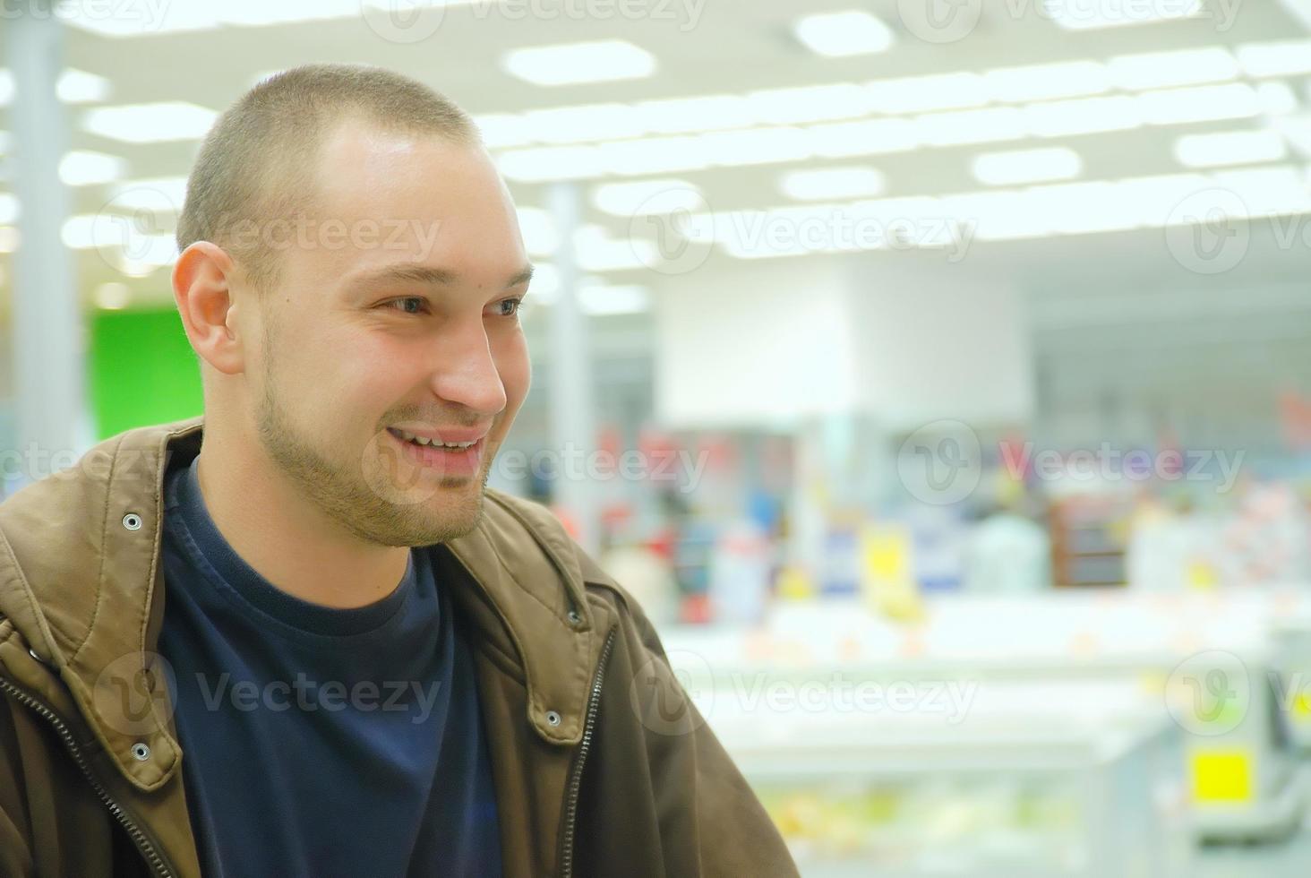 sorridente uomo nel supermercato foto