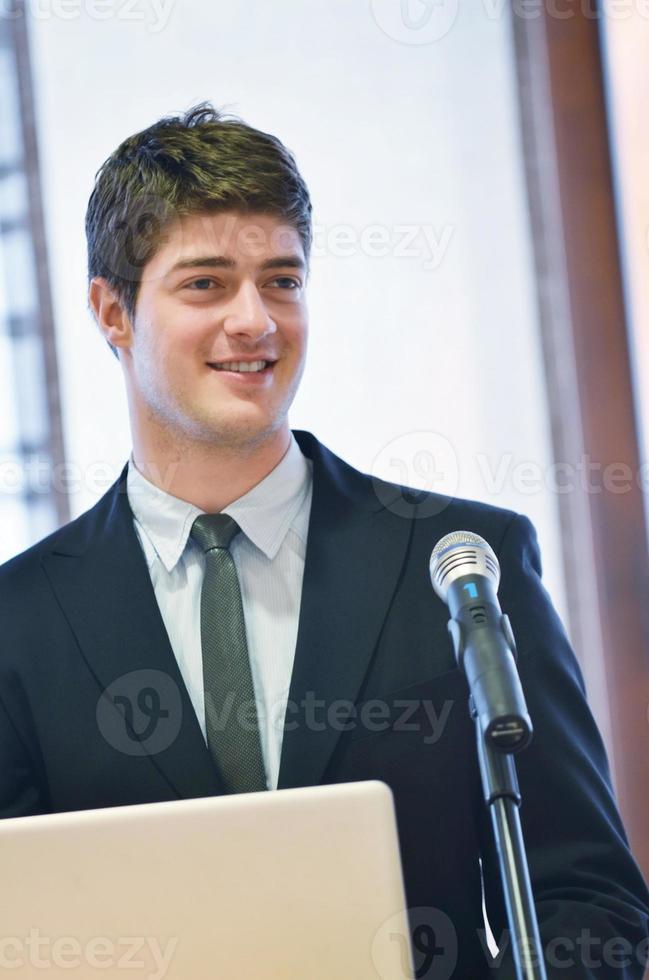 giovane attività commerciale uomo dando un' presentazione su conferenza foto