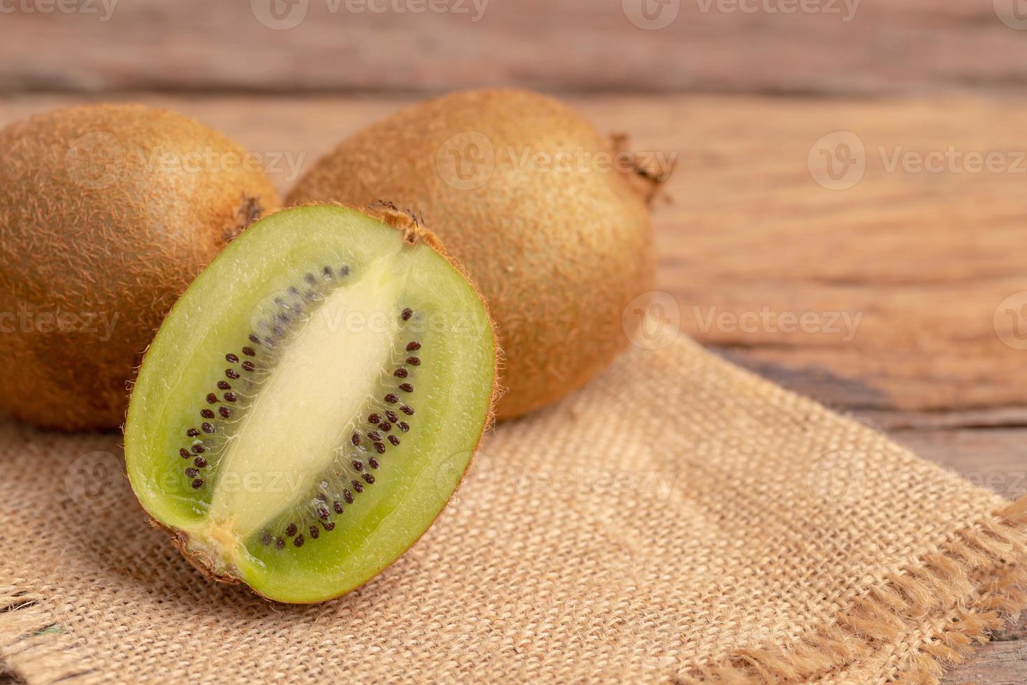 un' metà di Kiwi fetta posto su il Marrone sacco foto