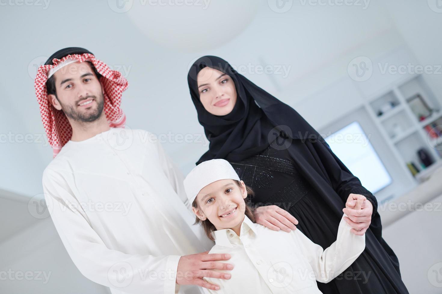 ritratto di giovane contento arabo musulmano famiglia foto