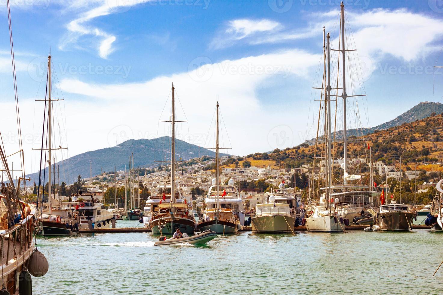 Visualizza di molti yachts e Barche ormeggiato a bodrum porto nel un' soleggiato estate giorno. foto