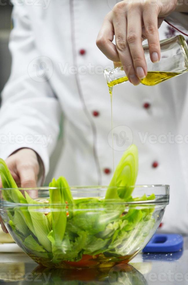 chef prepara il pasto foto