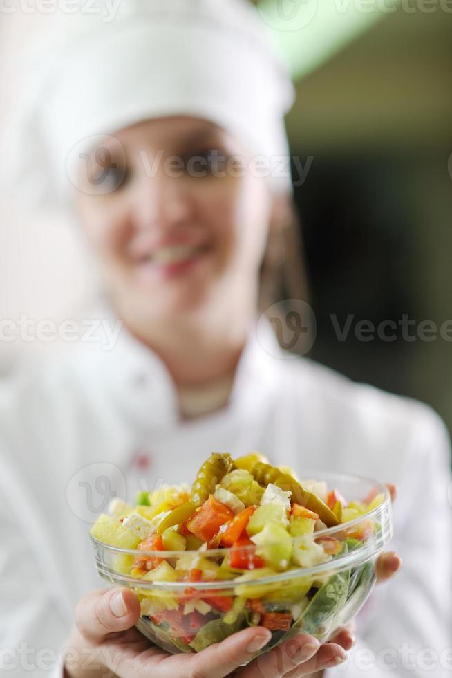 chef prepara il pasto foto