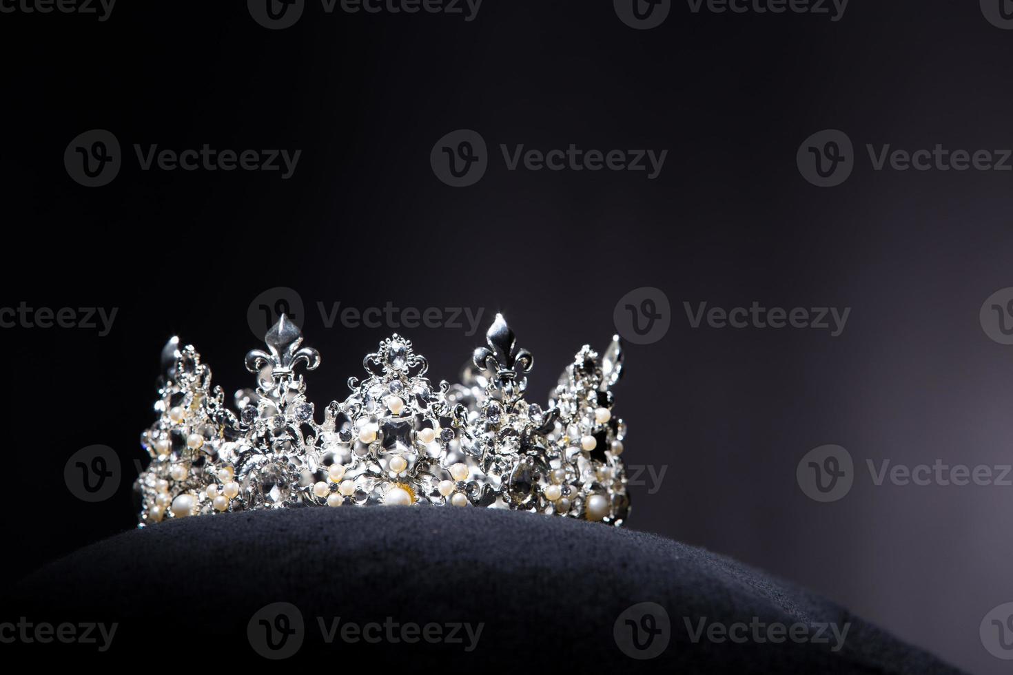 diamante argento corona per Perdere spettacolo bellezza concorso, cristallo tiara gioielleria decorato gemme pietra e astratto buio sfondo su nero velluto tessuto stoffa, macro fotografia copia spazio per testo logo foto