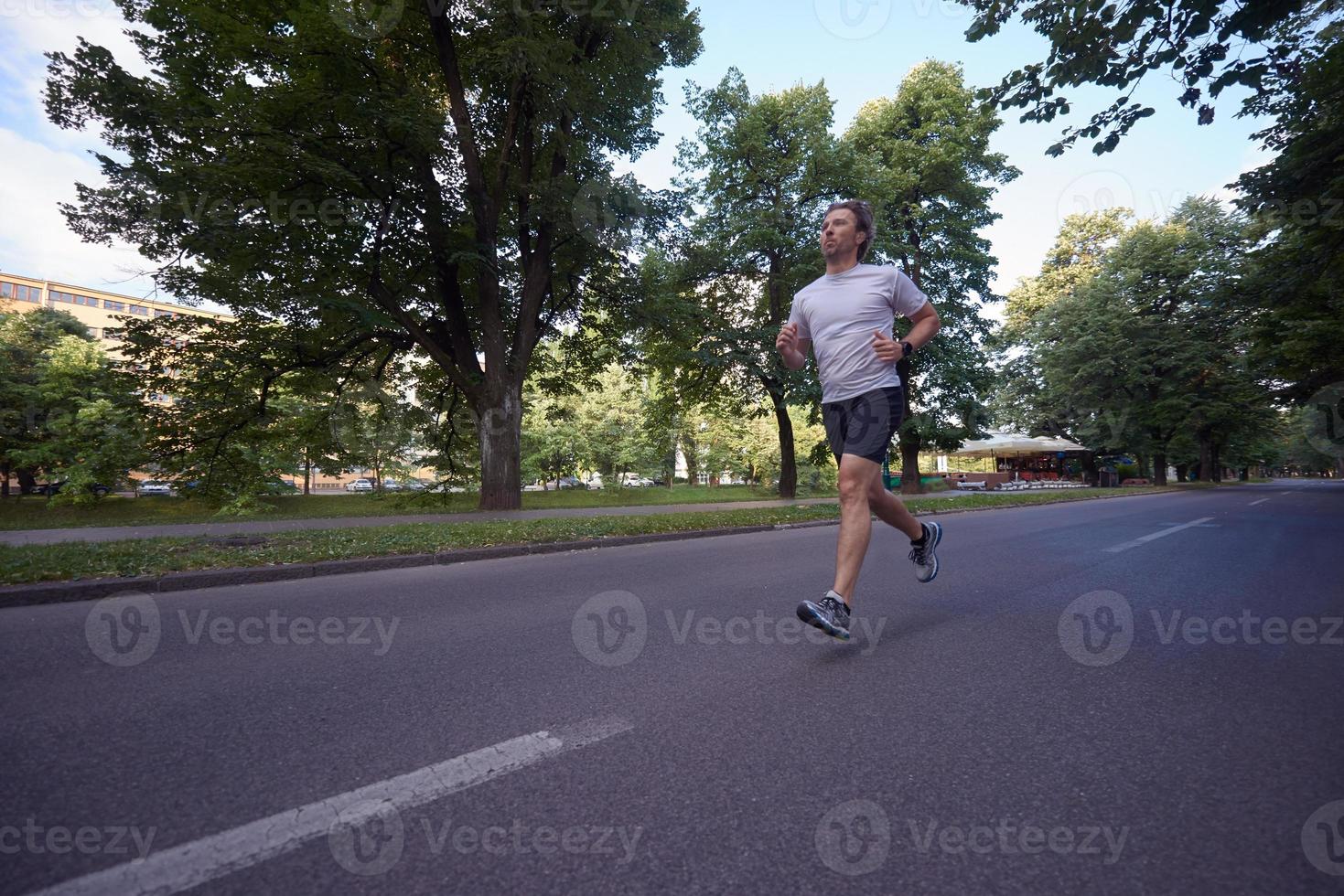 uomo che fa jogging all'esterno foto