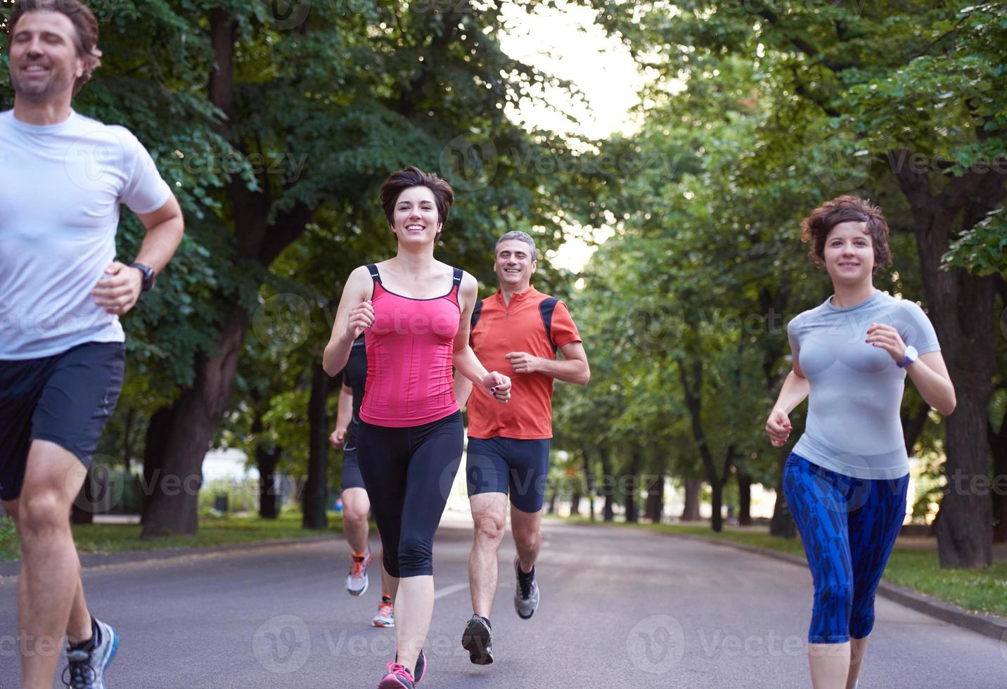 gruppo di persone che fa jogging foto