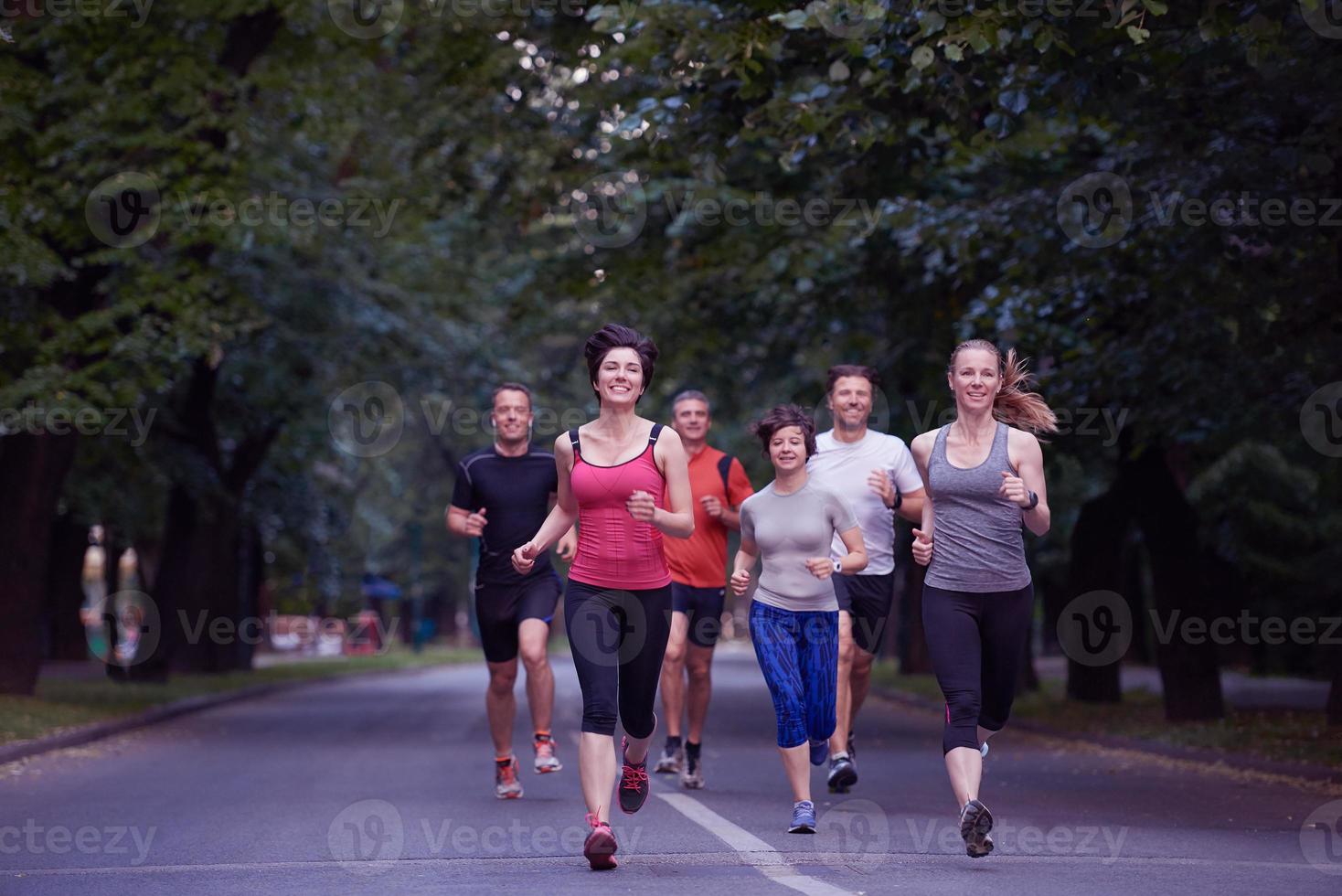 gruppo di persone che fa jogging foto