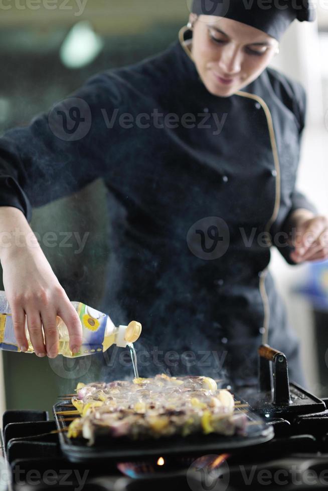 chef prepara il pasto foto