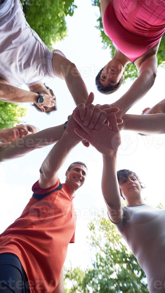 il gruppo di persone che fa jogging si diverte foto