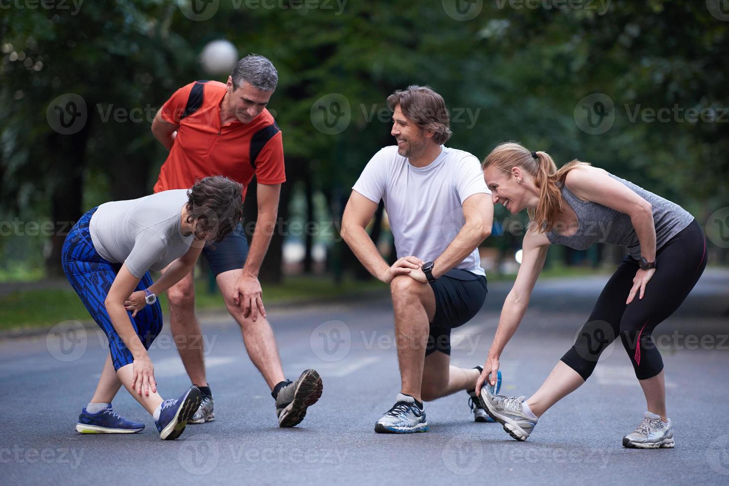 jogging persone gruppo allungamento foto