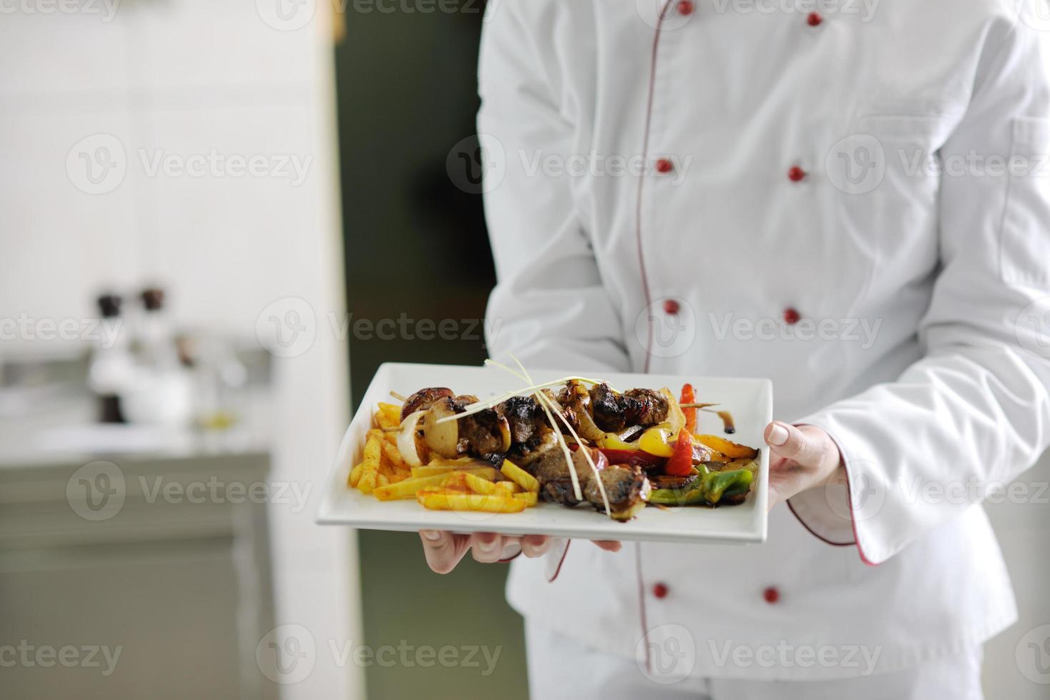 chef prepara il pasto foto