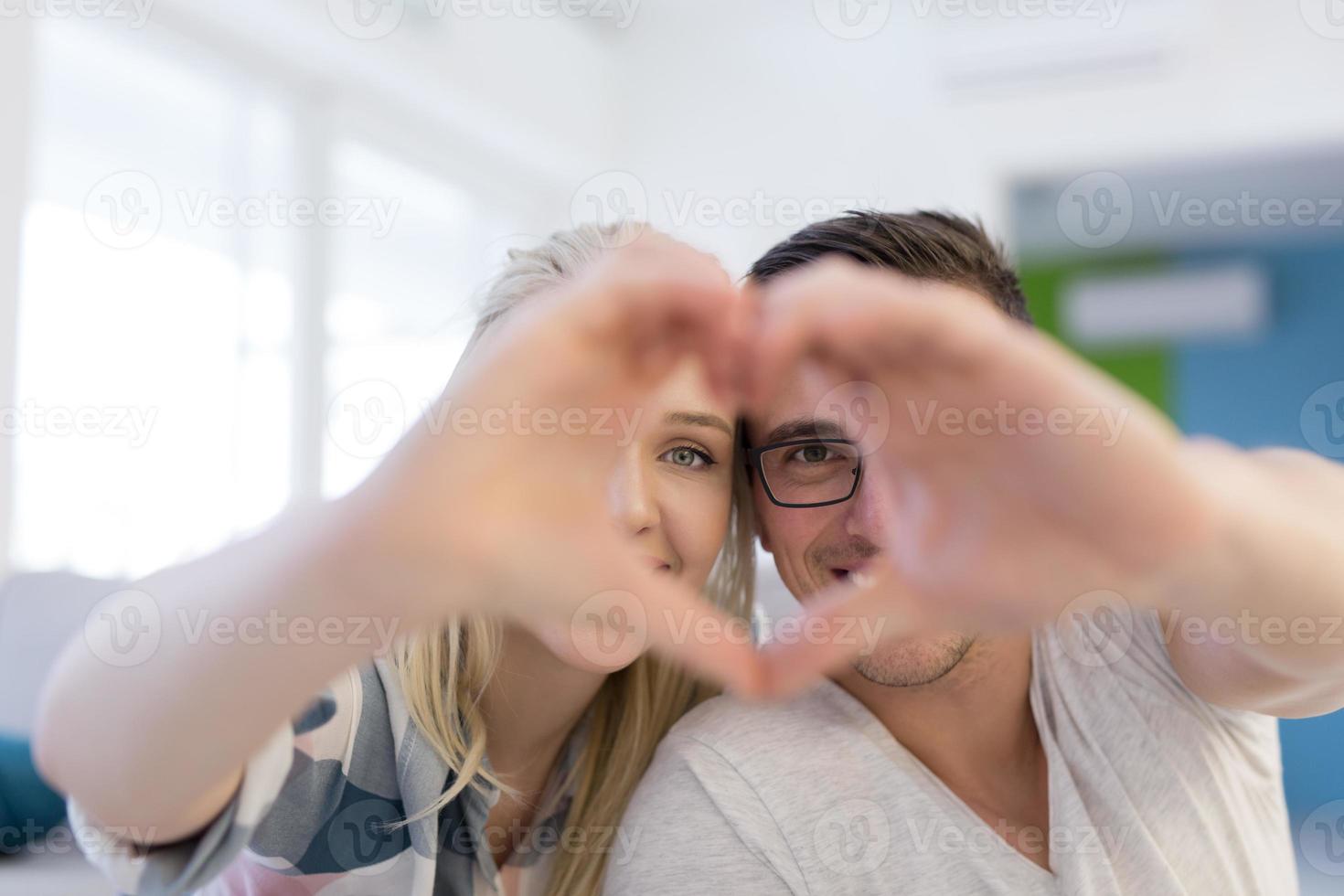 coppia fabbricazione cuore con mani foto