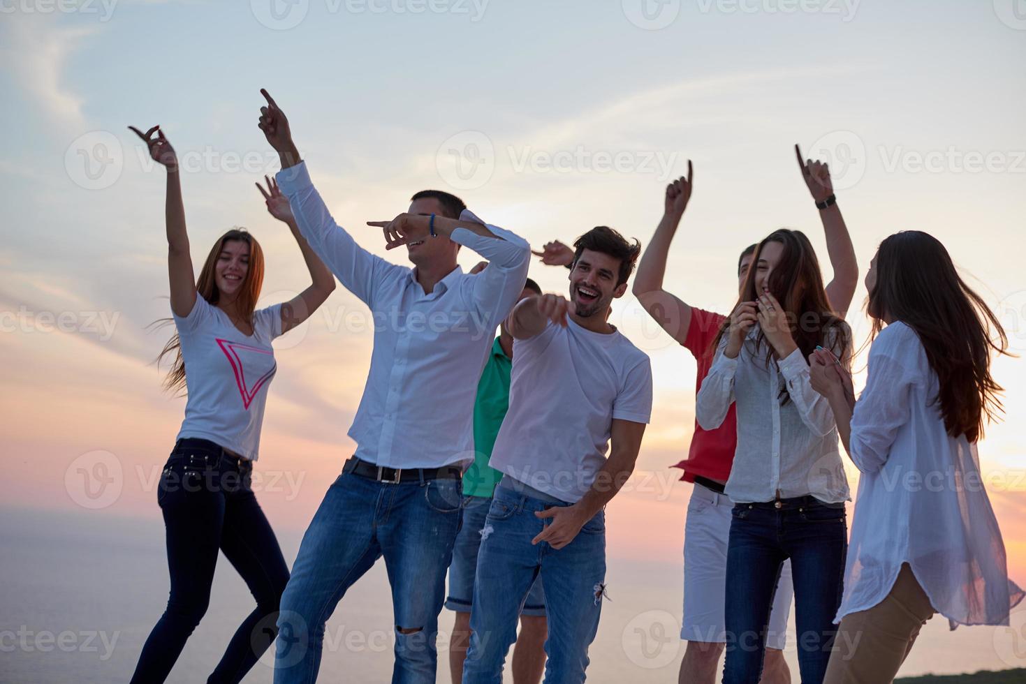 festa persone su tramonto foto