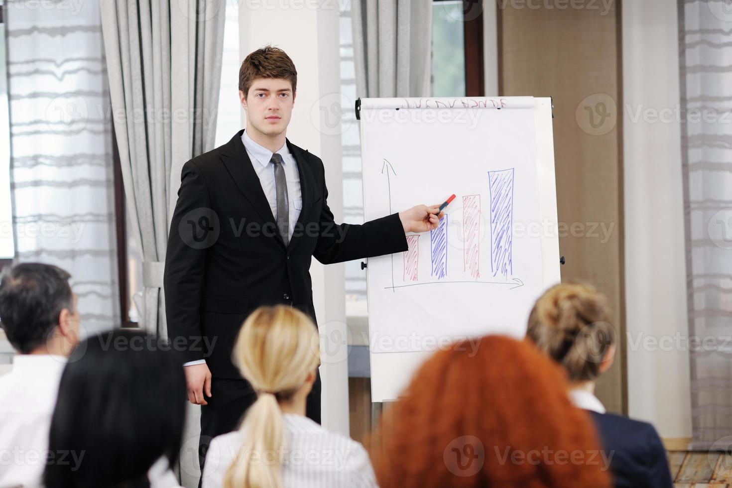 giovane attività commerciale uomo dando un' presentazione su conferenza foto