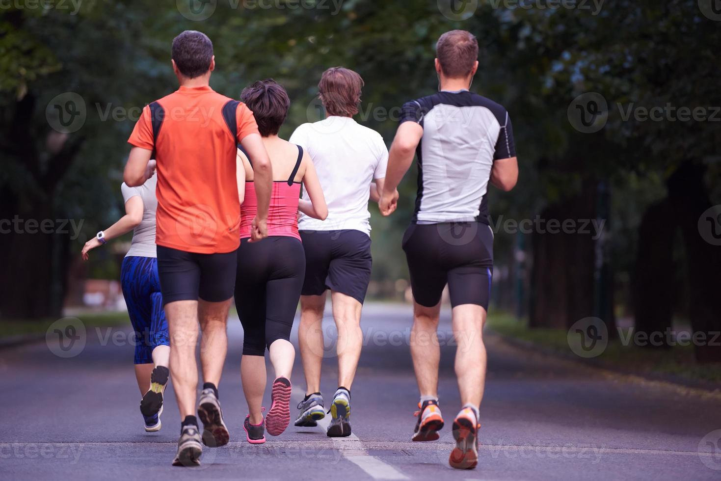 gruppo di persone che fa jogging foto