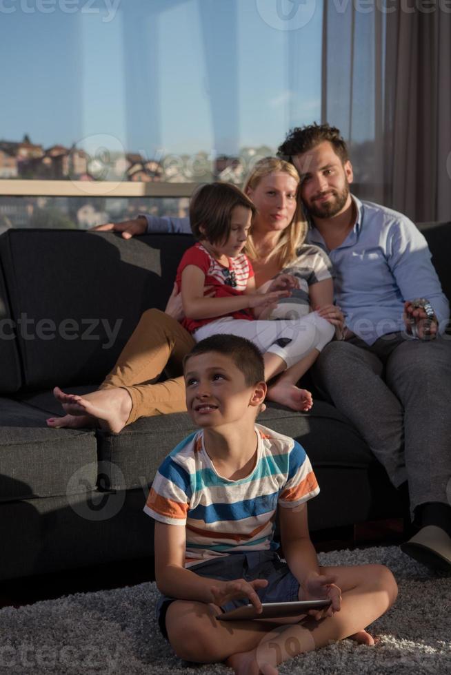 contento giovane coppia la spesa tempo con bambini a casa foto