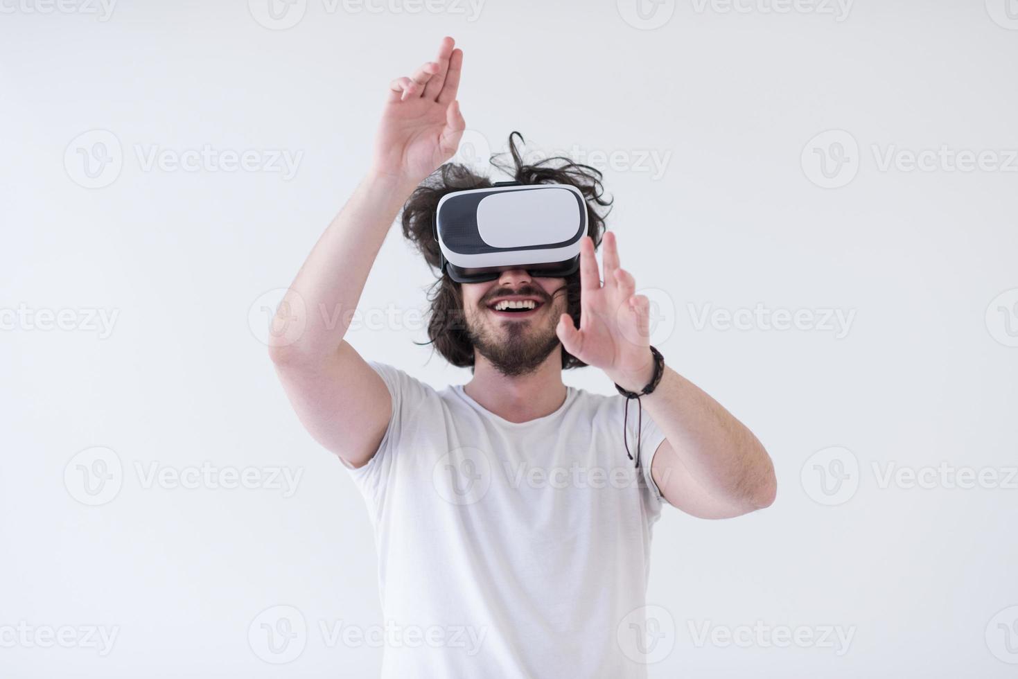 uomo utilizzando cuffia di virtuale la realtà foto