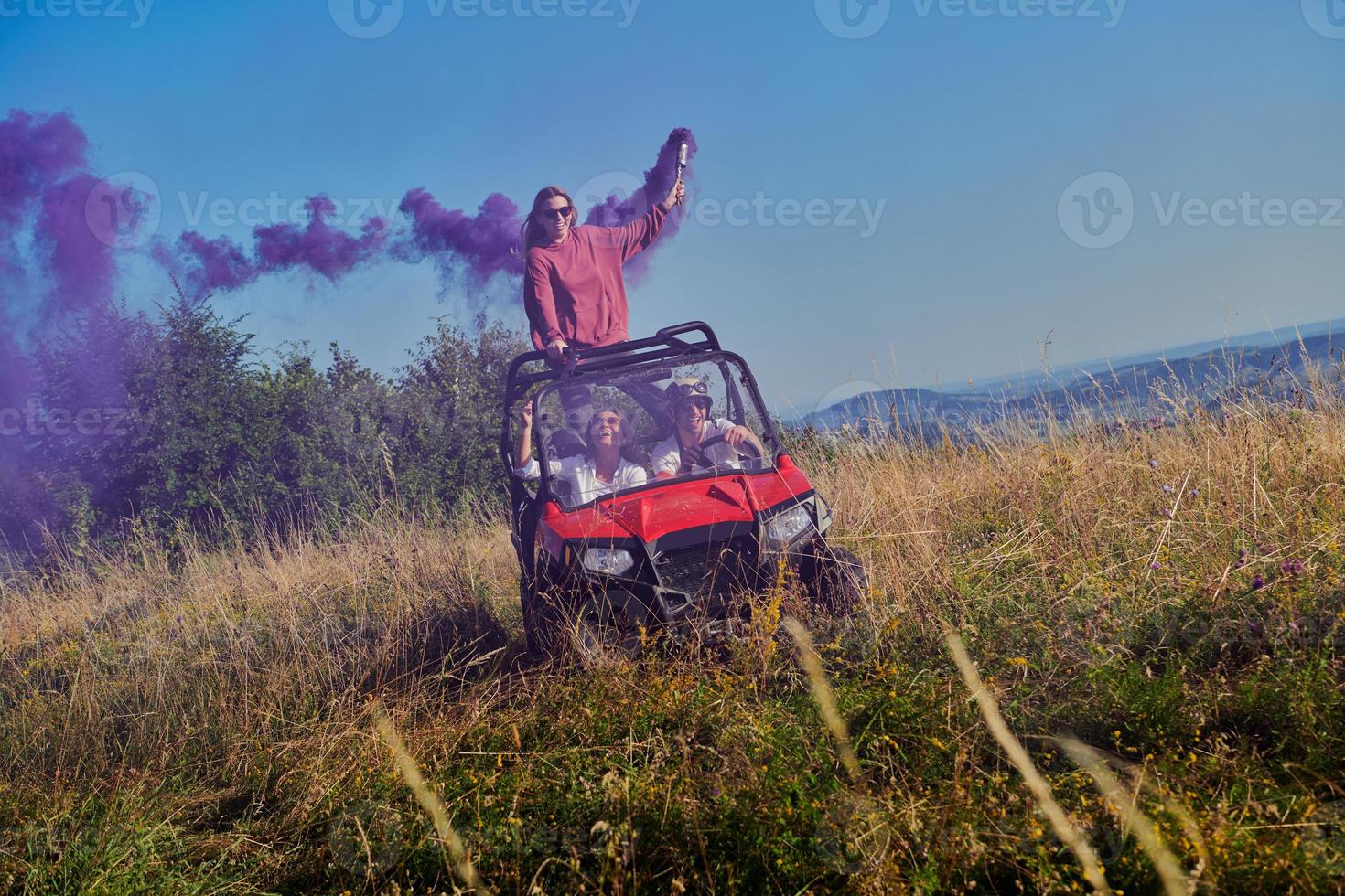 eccitato persone avendo divertimento godendo bellissimo soleggiato giorno Tenere colorato torce mentre guida un' via strada passeggino auto foto