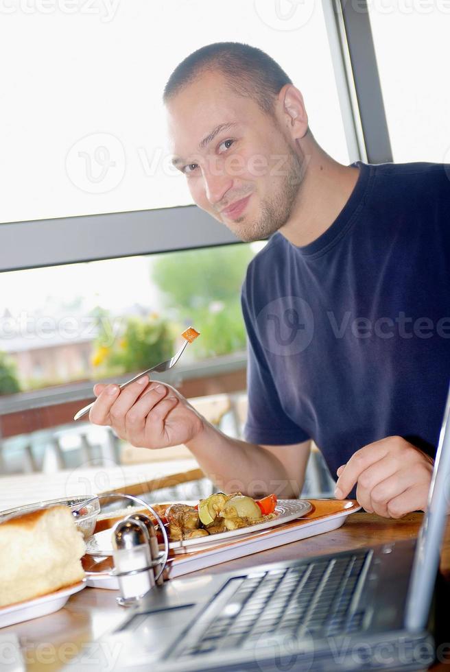 uomo mangiare salutare cibo esso un ristorante foto