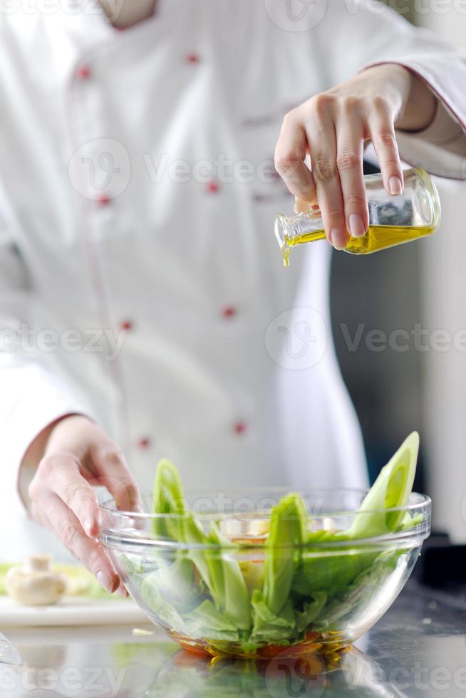 chef prepara il pasto foto