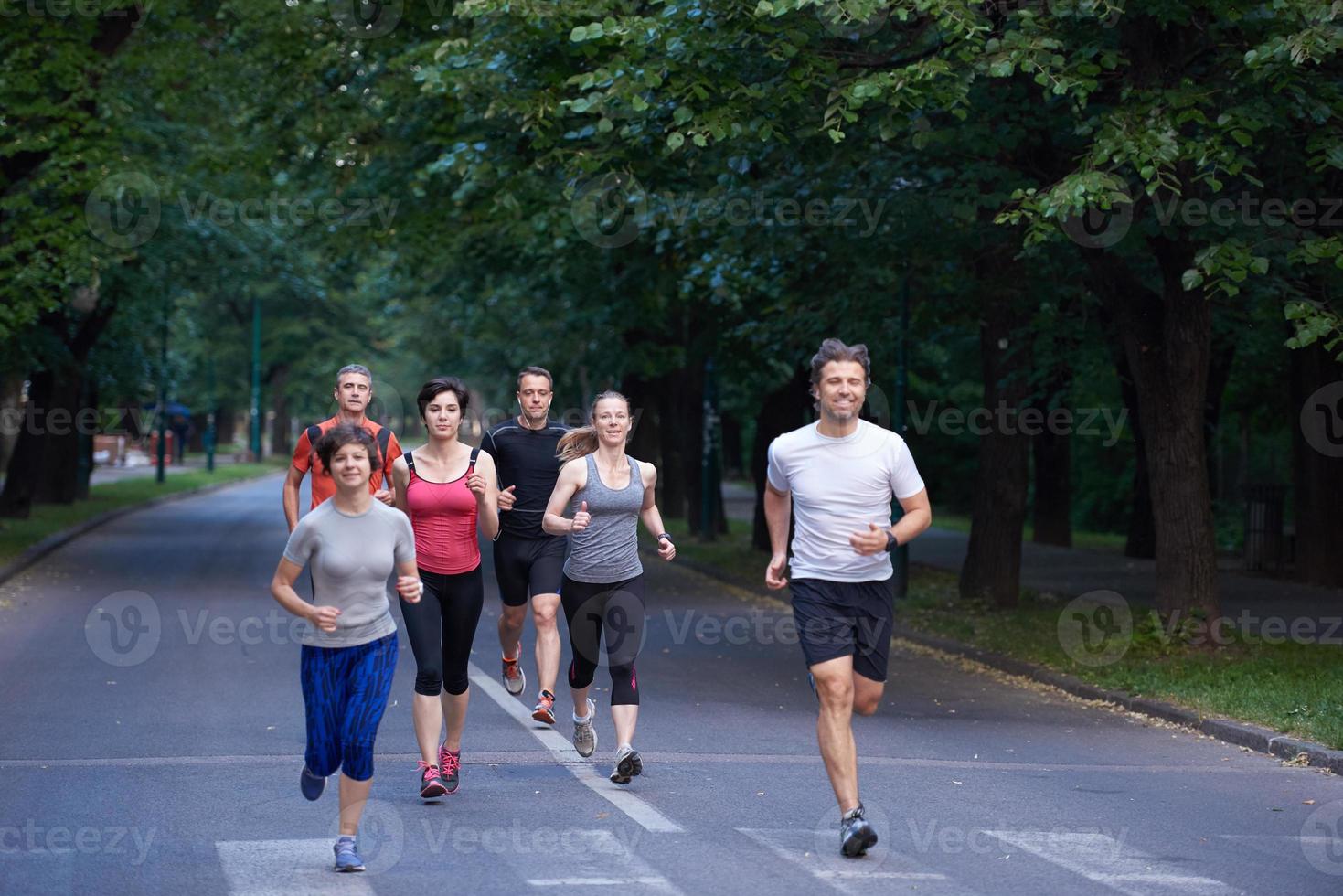 gruppo di persone che fa jogging foto