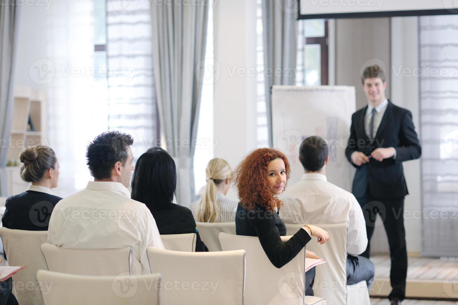 giovane attività commerciale uomo dando un' presentazione su conferenza foto