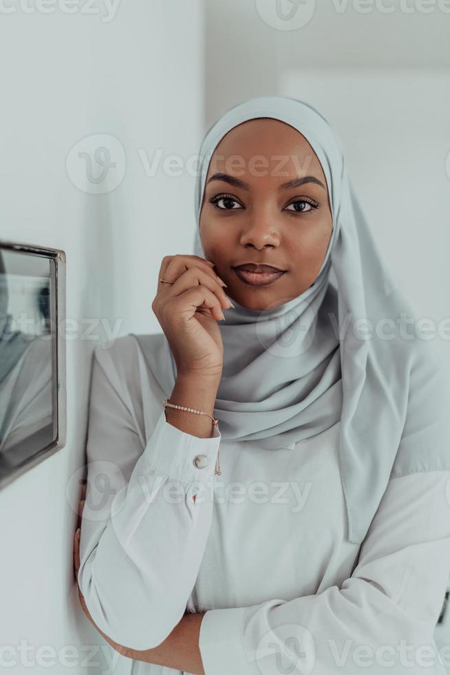 africano donna utilizzando inteligente casa schermo controllo sistema foto