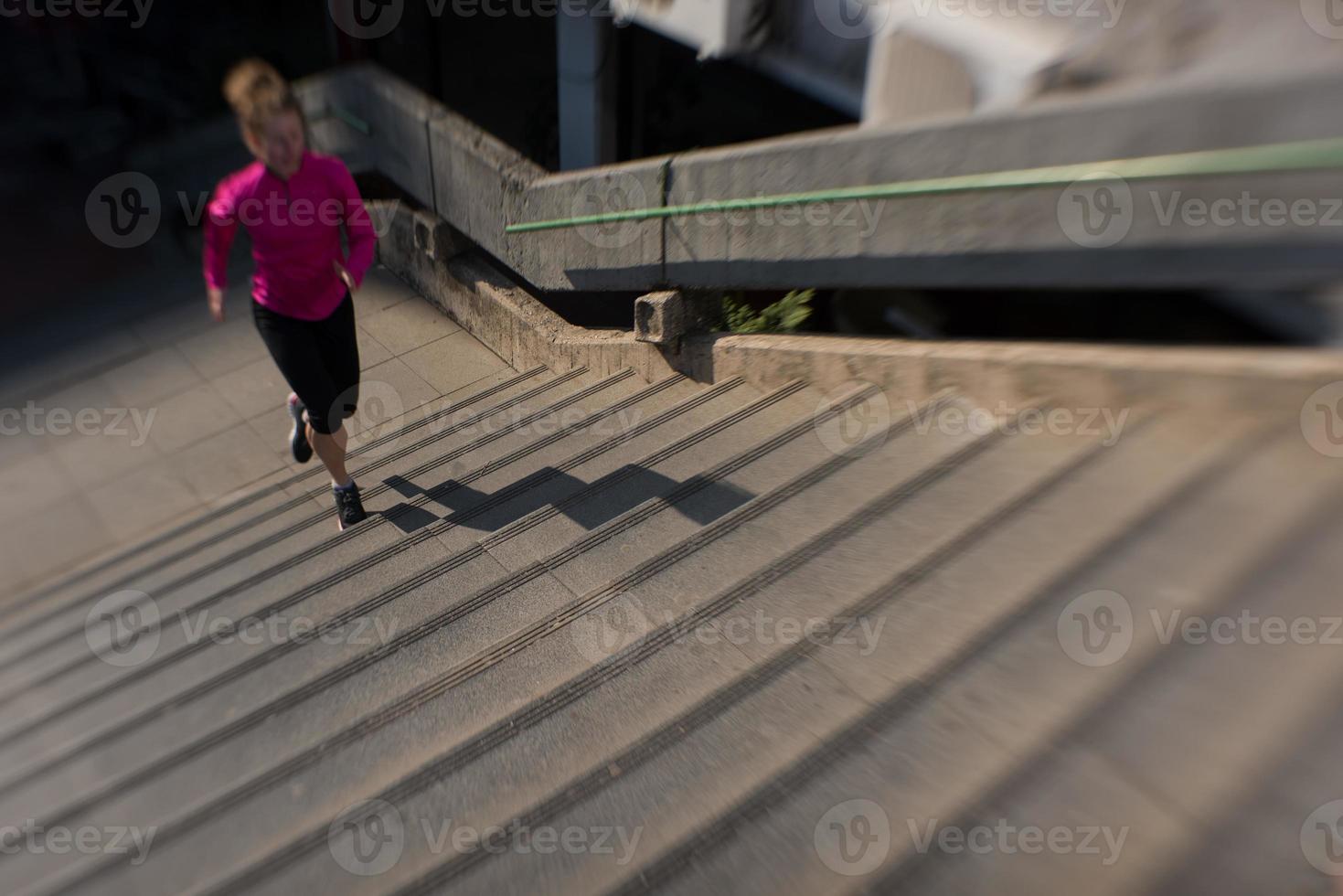 donna jogging su passaggi foto