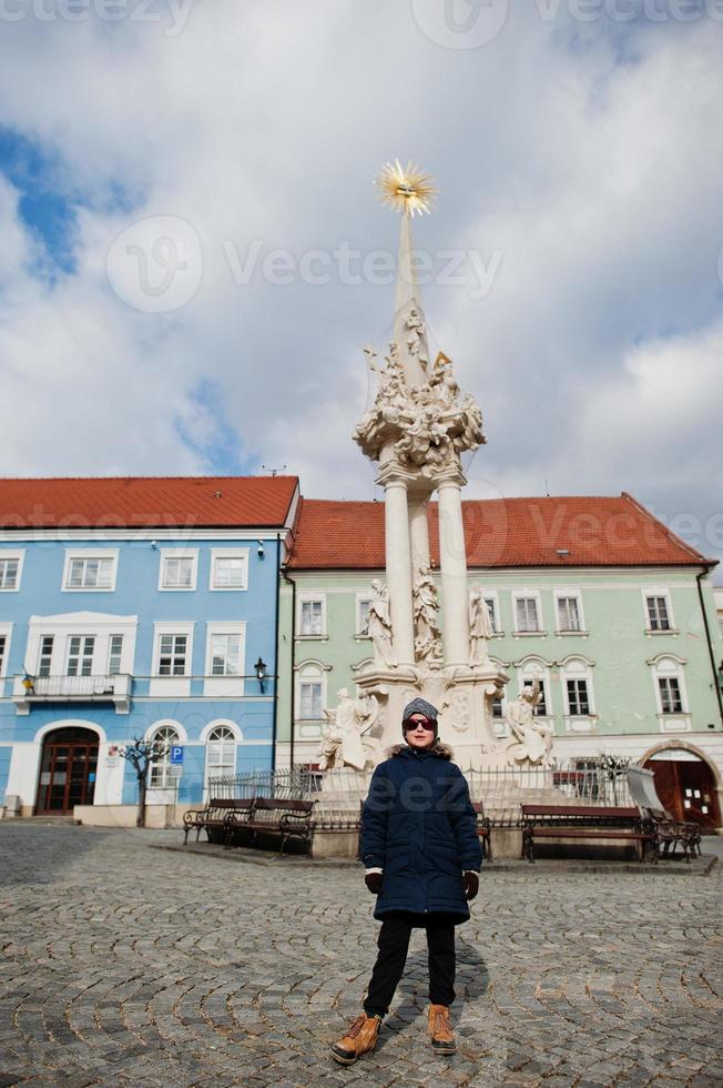 ragazzo a mikulov storico, moravia, repubblica ceca. vecchia città europea. foto