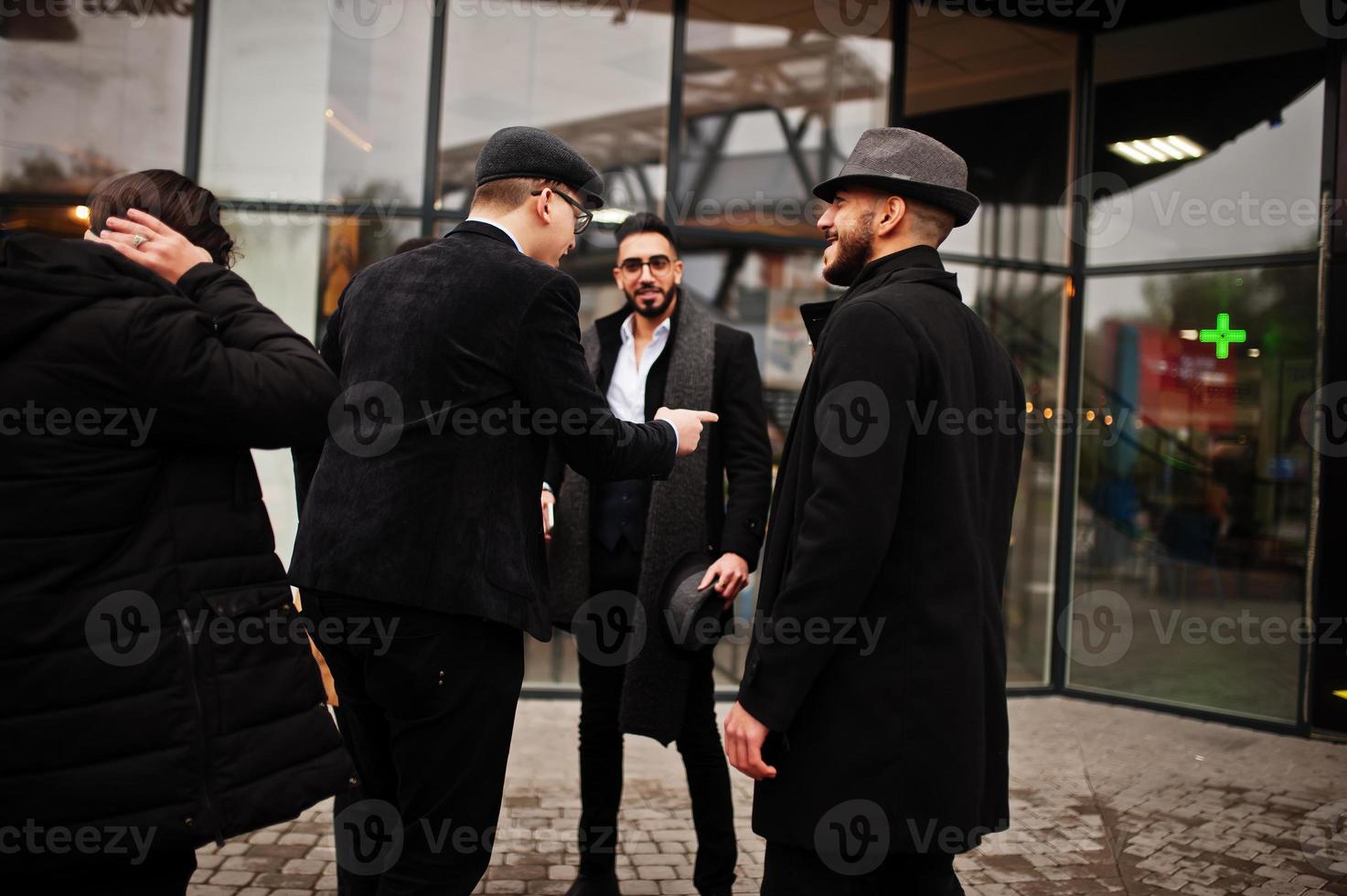 gruppo di bello retrò ben vestito uomo gangster fumo all'aperto. multietnico maschio laurea breve mafia festa. foto