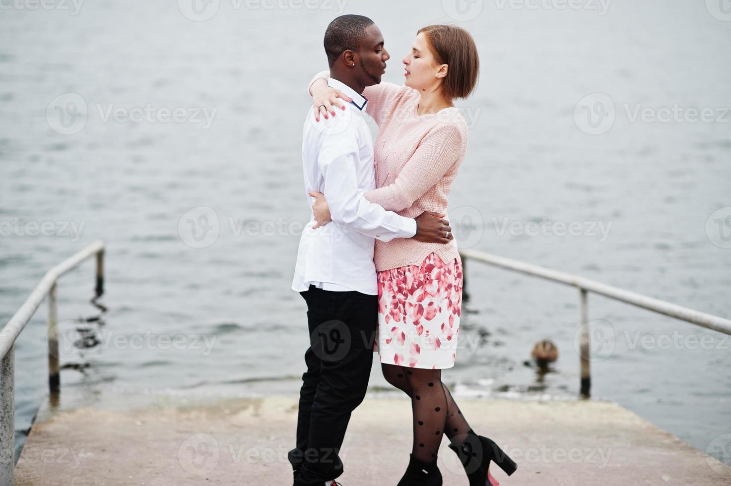 contento multietnico coppia nel amore storia. relazioni di africano uomo e bianca europeo donna. foto