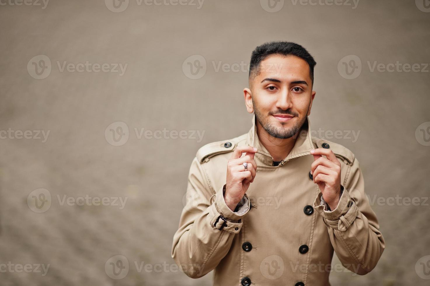 elegante kuwaiti uomo a trincea cappotto. foto