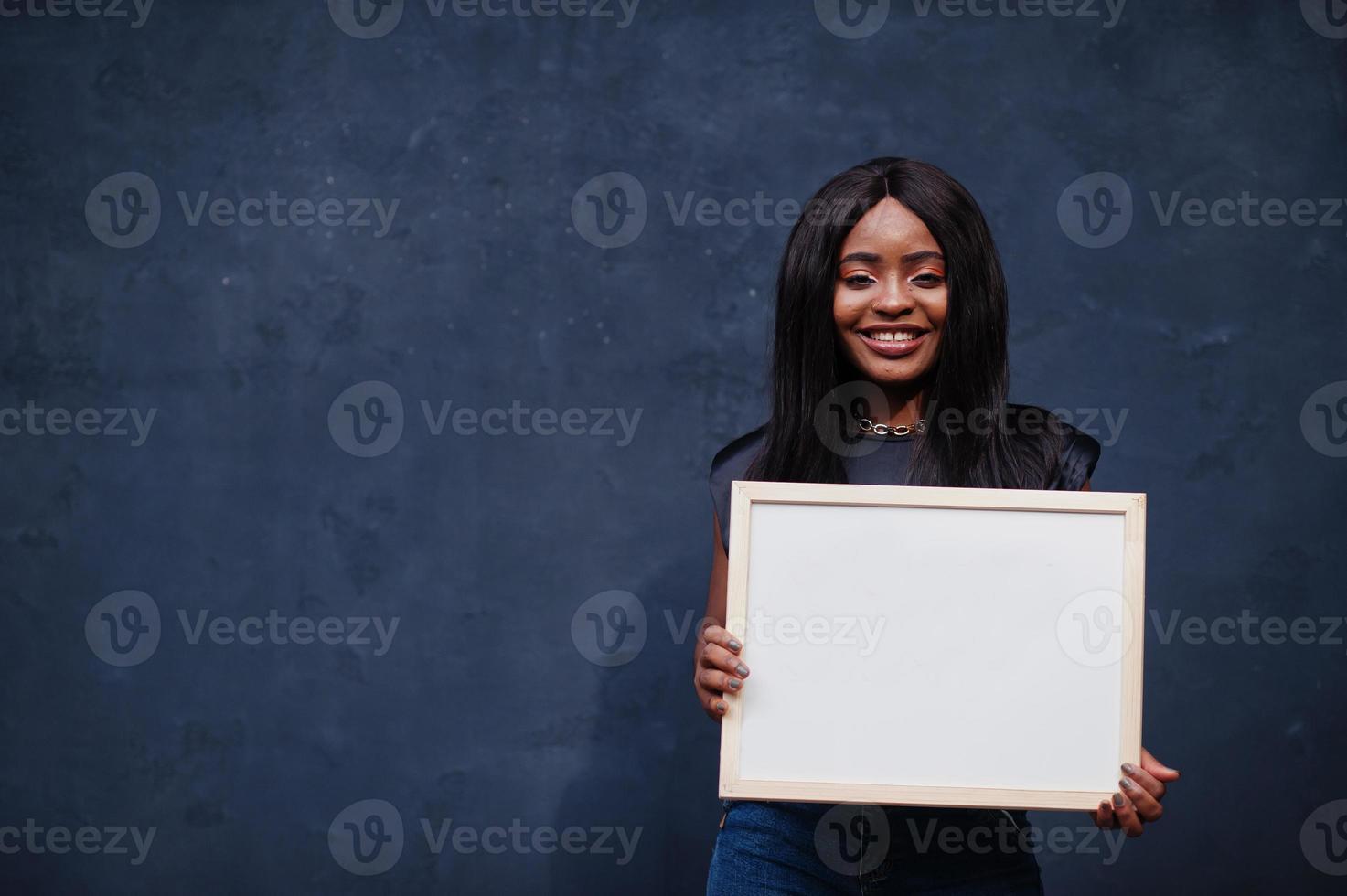 alla moda africano donna hold vuoto bianca tavola. foto