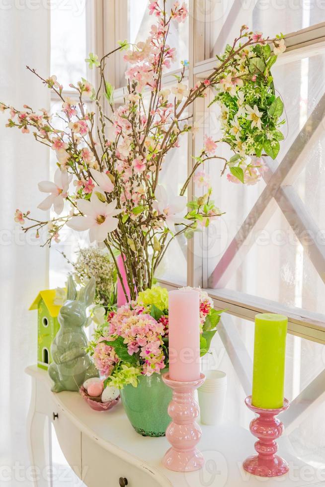 Pasqua interno decorazione. bella composizione con candele. uova, coniglio, uccelli Casa e fioritura Mela rami. foto